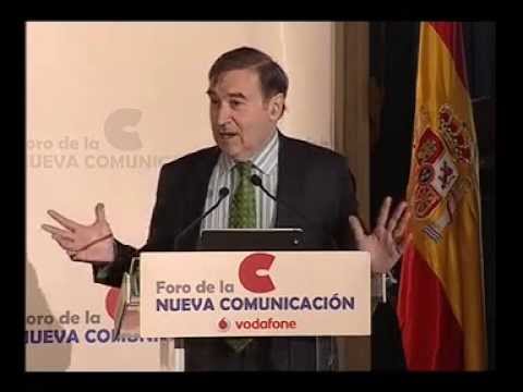 ¿Cuál es la posición de Pedro J. Ramírez sobre la regulación de los medios de comunicación?